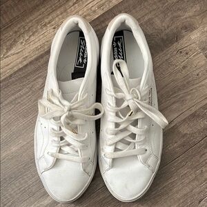 Adidas Women's sleek size 6 leather